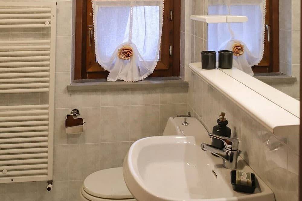 Chalet im bergstil, herrliche Aussicht, eigener Pool, Restaurants zu Fuß, Wifi in Garfagnana