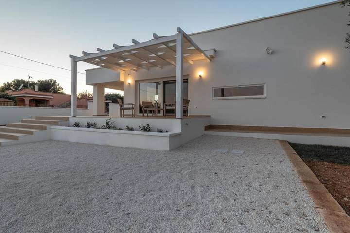 Location de vacances pour 3 personnes, avec Terrasse ainsi que Jardin et Vue dans Lizzano