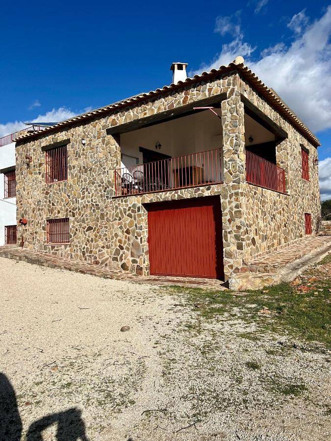 Casa rural para 18 personas, con jardín además de vistas y piscina, Se admiten mascotas en Torre de Juan Abad