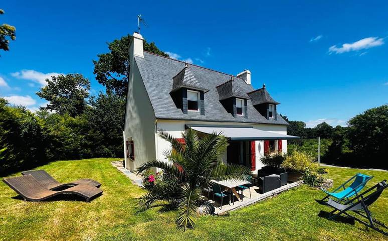 Location de vacances pour 9 personnes, avec Terrasse ainsi que Jardin et Vue à Landudec