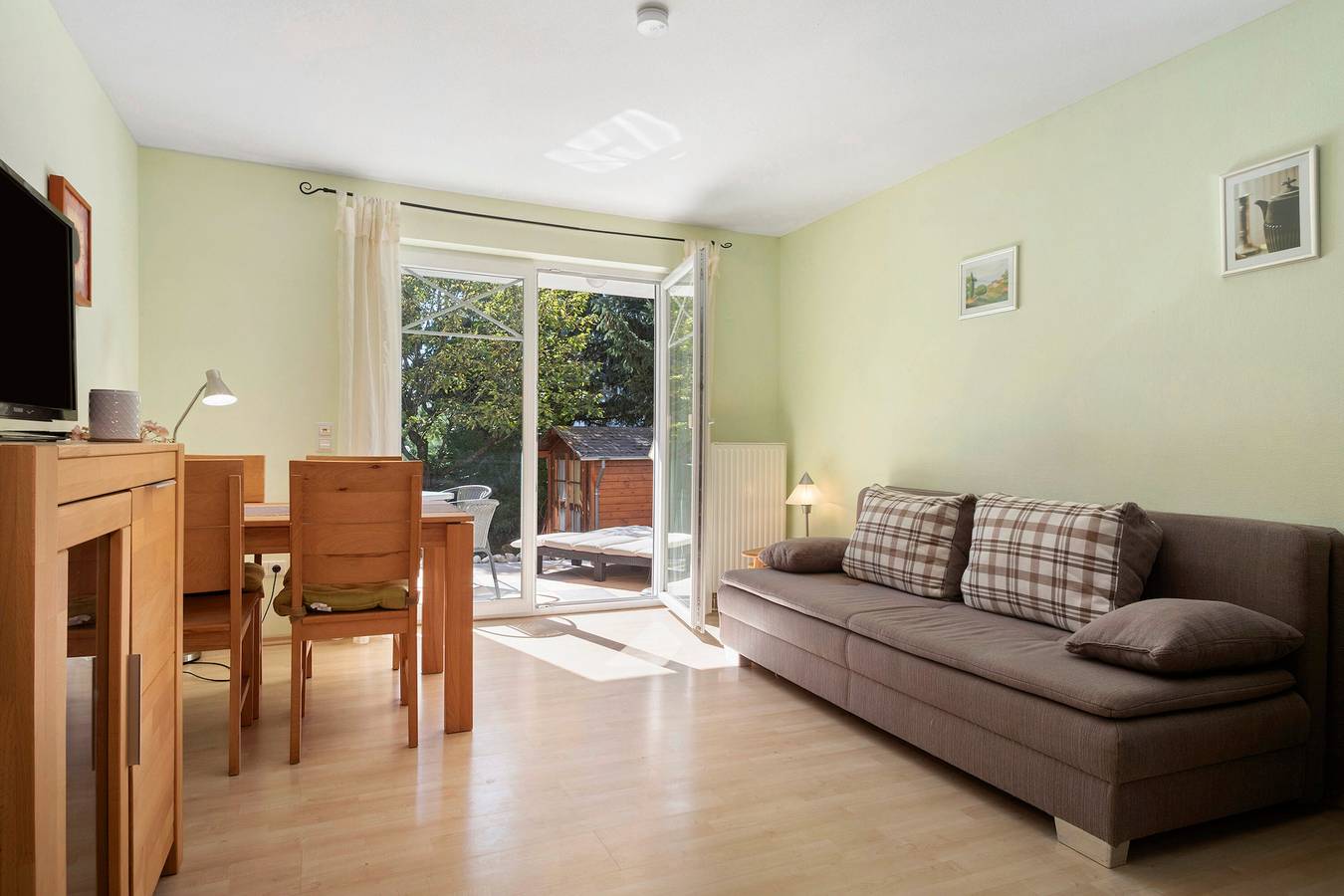 Ganze Wohnung, Ferienwohnung 'Jacqueline' mit privater Terrasse, Gemeinschaftsgarten und Wi-Fi in Unteruhldingen, Uhldingen-Mühlhofen