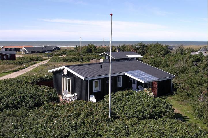 Ferieudlejning for 4 personer, med terrasse i Nørlev Strand