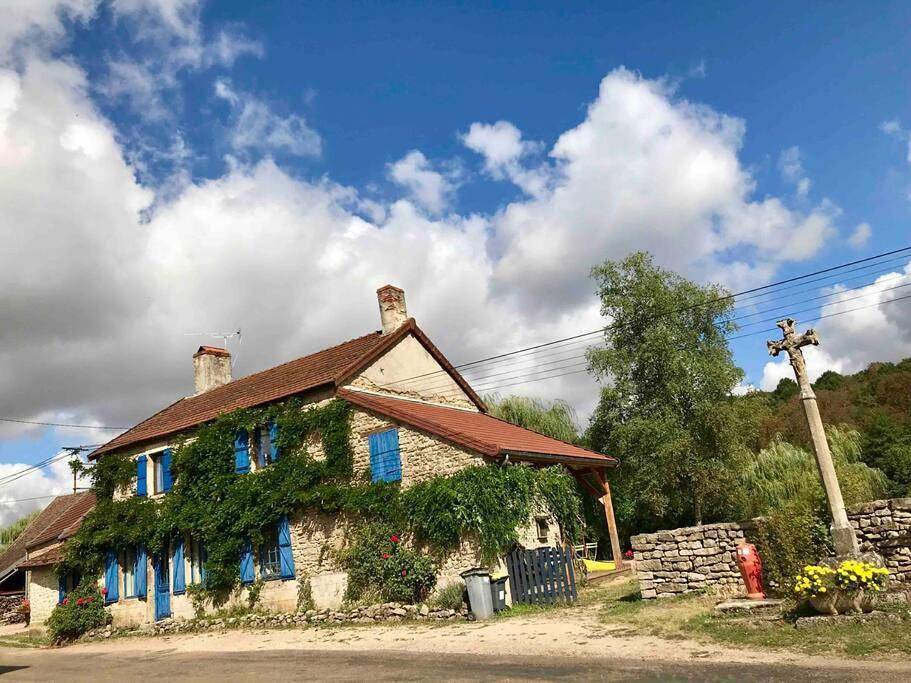 Five-Bedroom House in Flée, Région de Montbard