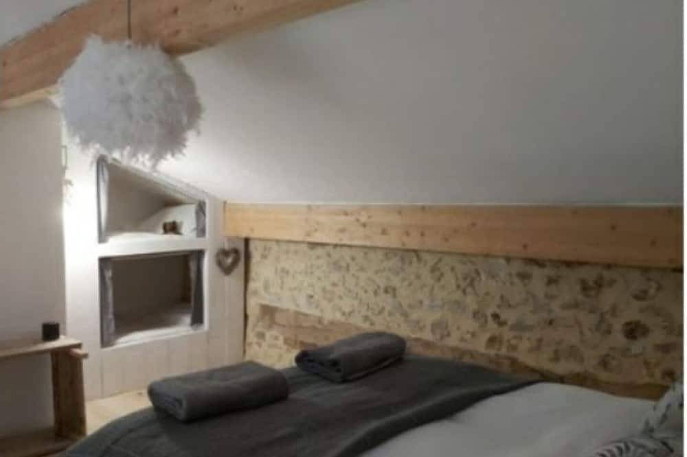 Stylish 2 bedroom loft style apartment  with shared pool in Dordogne, in Monpazier, Périgord Pourpre