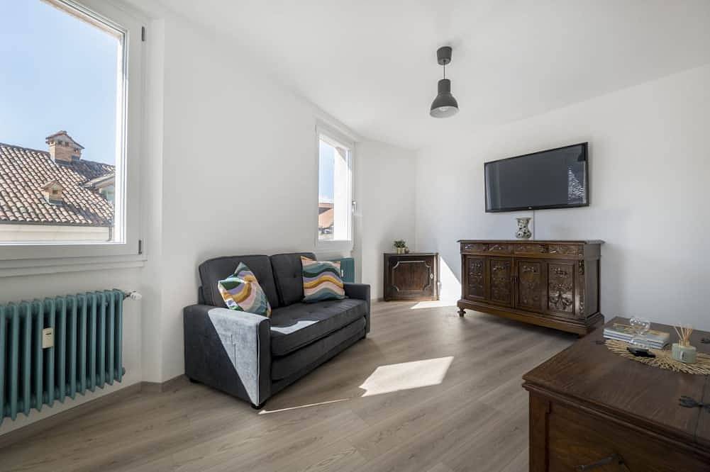 Entire apartment, Guesthost - Elegant apartment of 65 sqm, for 4 people, located on the third floor of a building with an elevator (Not suitable to disabled guests - 4 steps). The property is located in the heart of Belluno's historic center, in a panoramic position offer in Belluno, Schiara