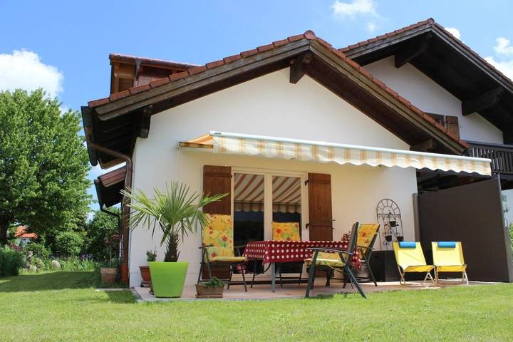 Ferienwohnung für 6 Personen, mit Terrasse und Garten sowie Ausblick in Peiting