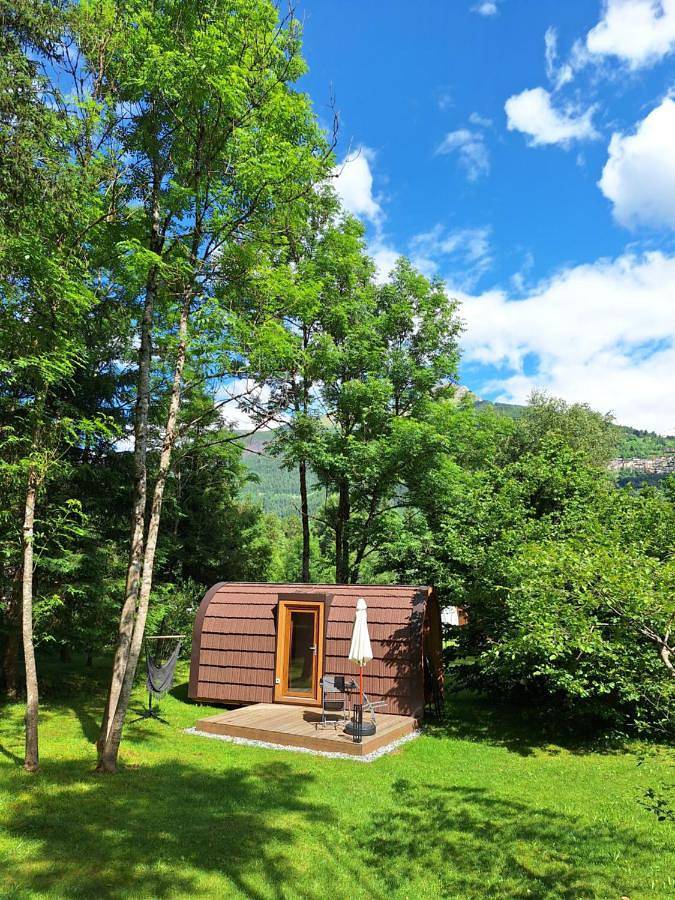 Location de vacances pour 2 personnes, avec piscine ainsi que vue et jardin à Temù