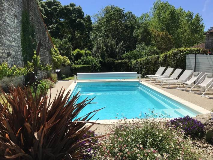 Location de vacances pour 8 personnes, avec Terrasse ainsi que Jardin et Piscine à Ardillières