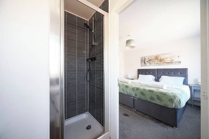 6 Bed Hse Perfect for Contractors & Large Groups in Milton Keynes, Südostengland