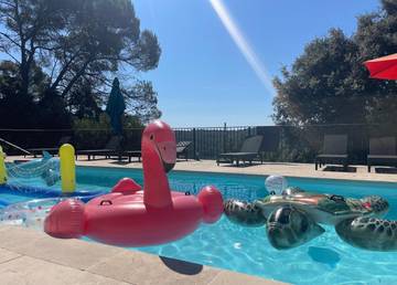 Chambre d’hôte pour 2 personnes, avec vue et jardin ainsi que terrasse et piscine à Lorgues