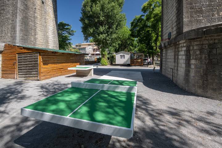 Mobilheim 'Confort A - 1-8 Pers' mit Gemeinschaftspool, privater Terrasse und gemeinsamem Garten in Lavilledieu, Ardèche