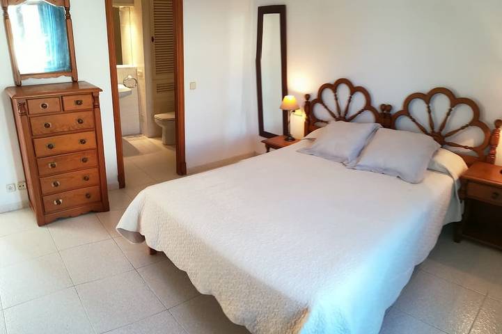 Fantastische Villa mit 3 Schlafzimmern und Pool, 1 Gehminute vom Strand in Cala D'Or entfernt. in Cala Serena, Felanitx