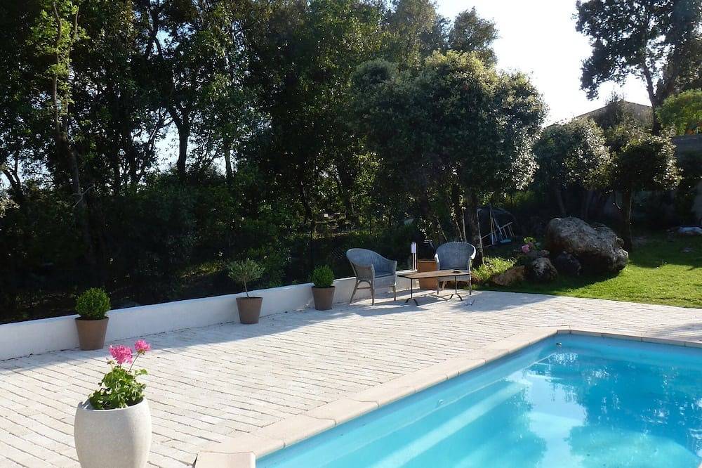 Villa Valbonne, tranquila, orientada al sur, sin vecinos con vistas al mar. in Valbonne, Region de Cannes
