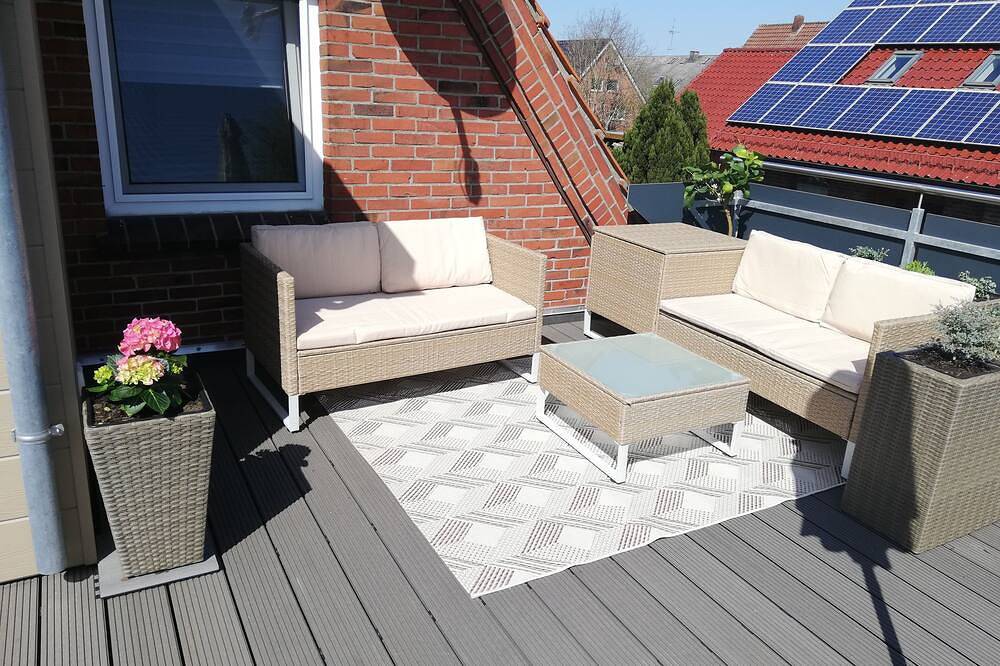 Entire apartment, Born's Cabin, North Sea Vacation Rental in Burhave at Ferienhs Schenk, accommodates up to 2 adults + a toddler in Burhave, Butjadingen