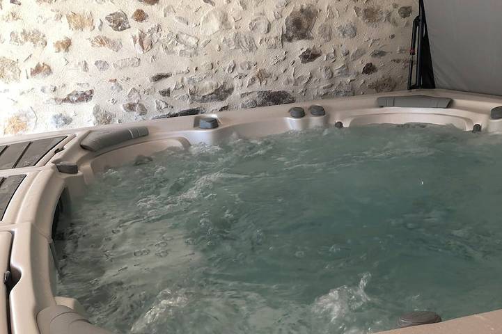 Location de vacances pour 2 personnes, avec Jacuzzi et Jardin à Étriché