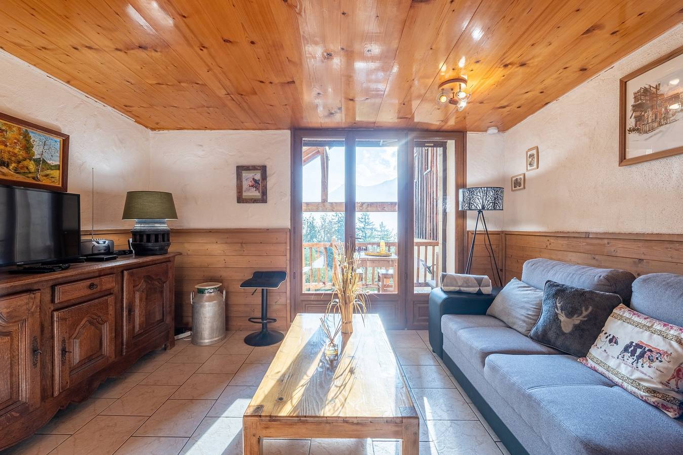 Apartamento entero, Apartamento 'Chalet La Vourze' con terraza compartida, balcón y Wi-Fi in Queige, Albertville region