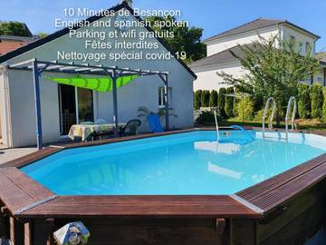 Cottage pour 2 personnes, avec bassin pour enfant et piscine ainsi que vue et jardin à Montfaucon (Doubs)