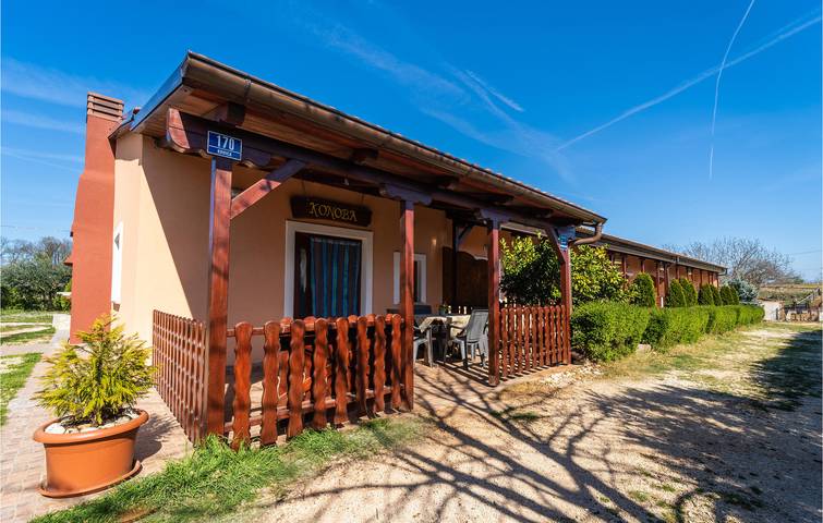 Ganze Ferienwohnung, Gemütliche Ferienwohnung mit Terrasse in der Nähe von DA ROCCO und dem Stadtzentrum von Krnica in Krnica, Marčana