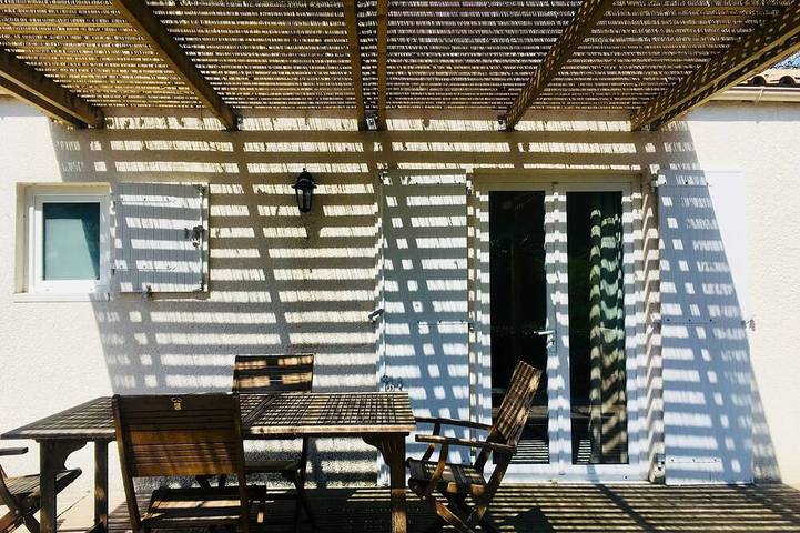 Location de vacances pour 5 personnes, avec terrasse à Montréal (Rhône-Alpes)