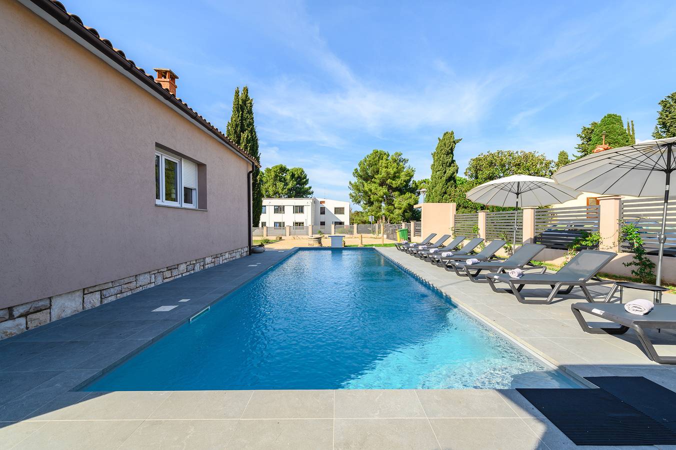 Villa mit Pool, Klimaanlage, Internet und überdachter Terrasse, nahe dem Meer  in Umag, Umag und Umgebung