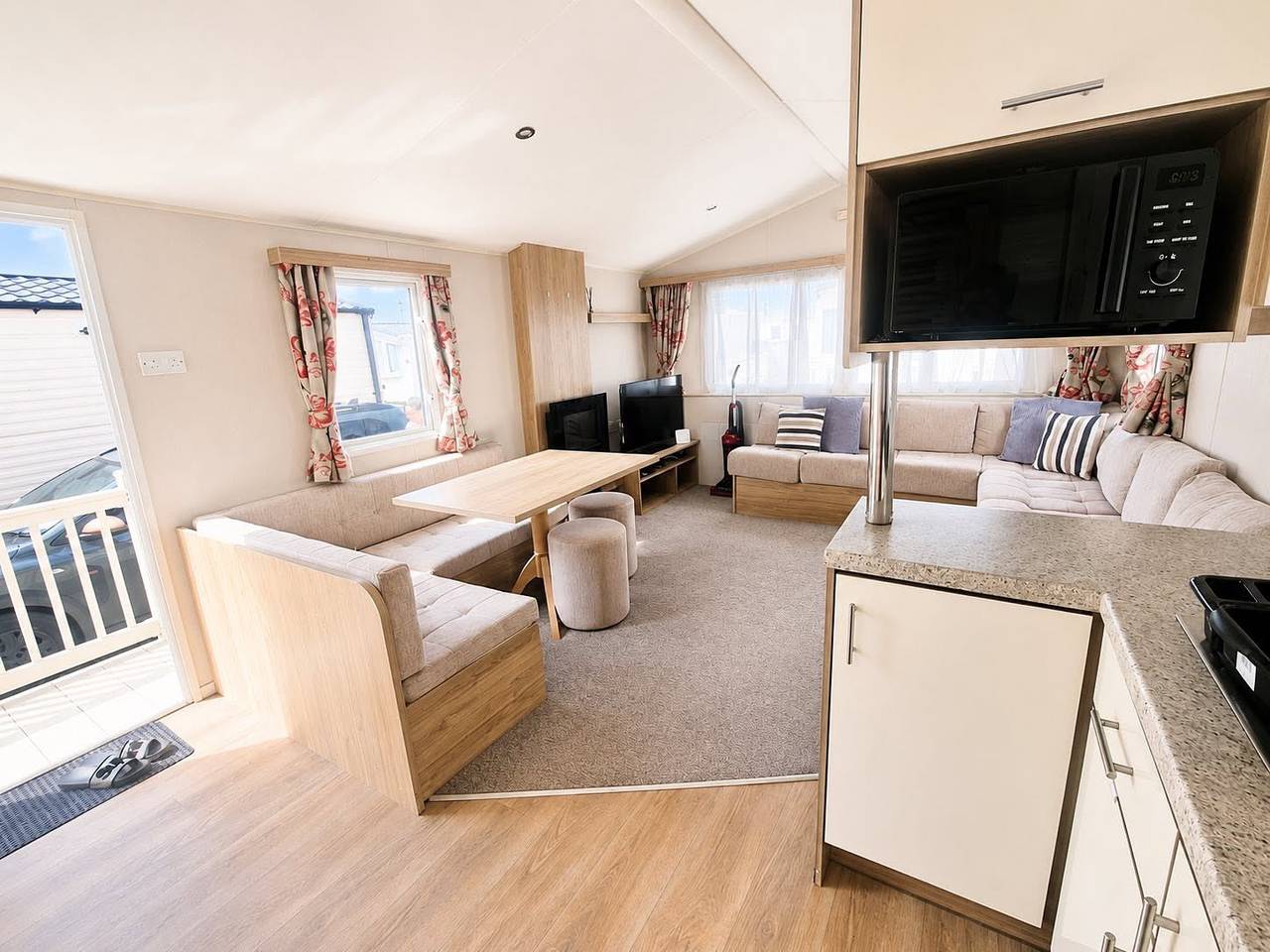 3 Bed Caravan - Sleeps 8 - Free Parking in Ingoldmells, Lincolnshire