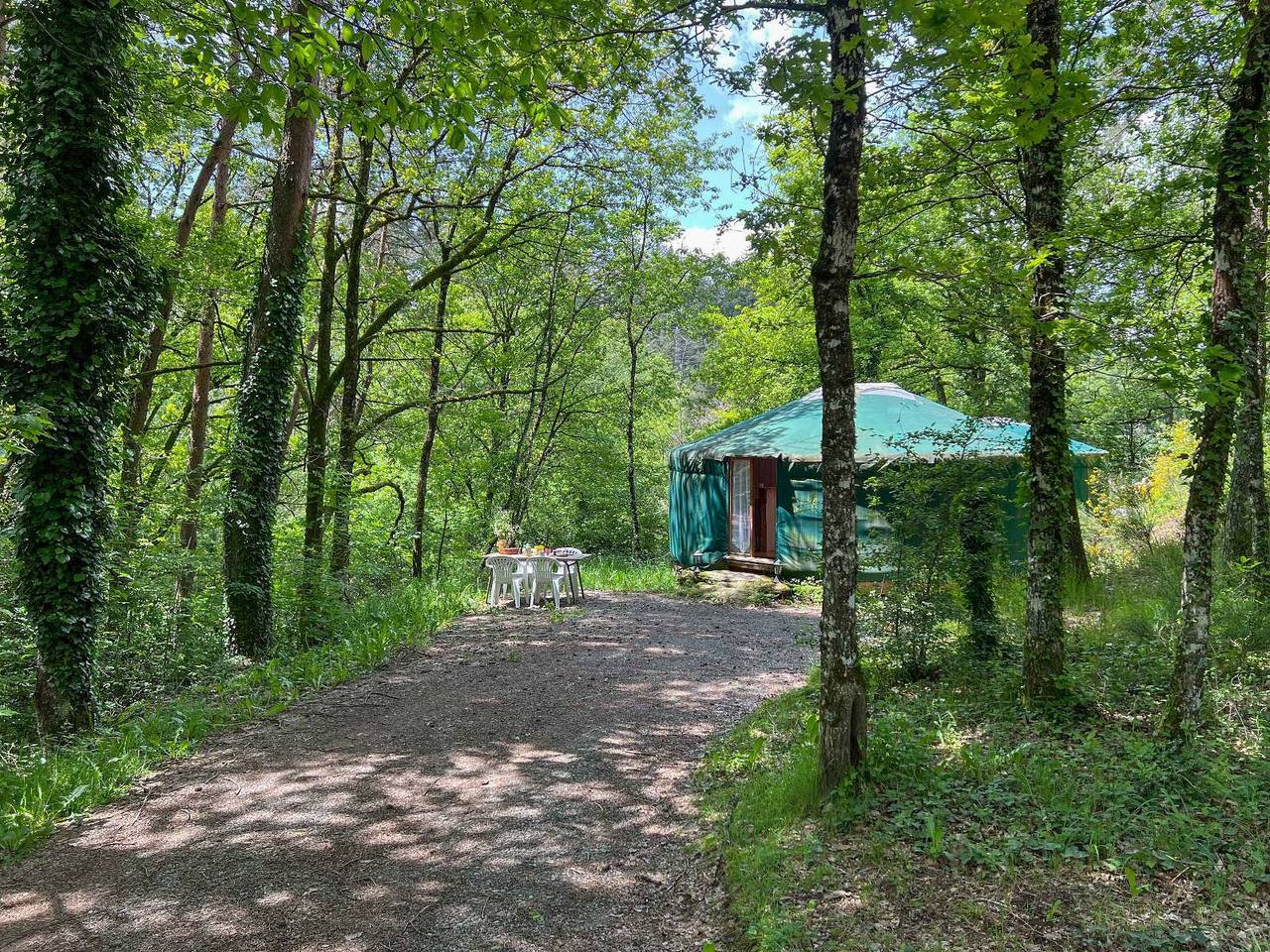 Cabin 'La Passionata' with Private Terrace, Shared Garden and Air Conditioning in Vitrac (Cantal), Aurillac region