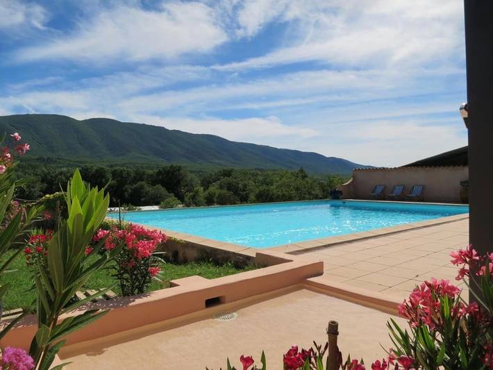 Location de vacances pour 8 personnes, avec jardin ainsi que piscine et vue à Céreste