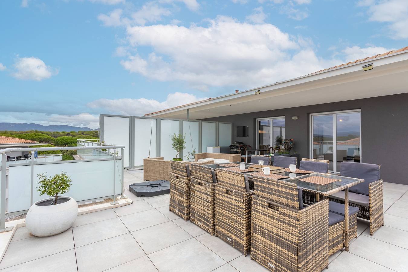 Entire apartment, "Nid du Merle" Apartment with Lake View, Wi-Fi, and Air Conditioning in Puget-sur-Argens, Draguignan region