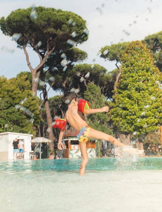 Bungalow per 2 persone, con idromassaggio e giardino nonché piscina, adatto a famiglie con bambini nel Lazio