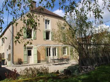 Gîte pour 12 personnes, avec jardin et terrasse, animaux acceptés à Bouix