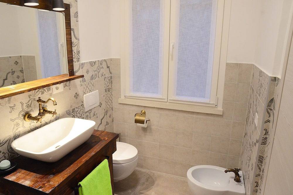 Apartamento entero, Apartamento nuevo con vistas espectaculares del lago de Garda in Malcesine, Montañas Garda