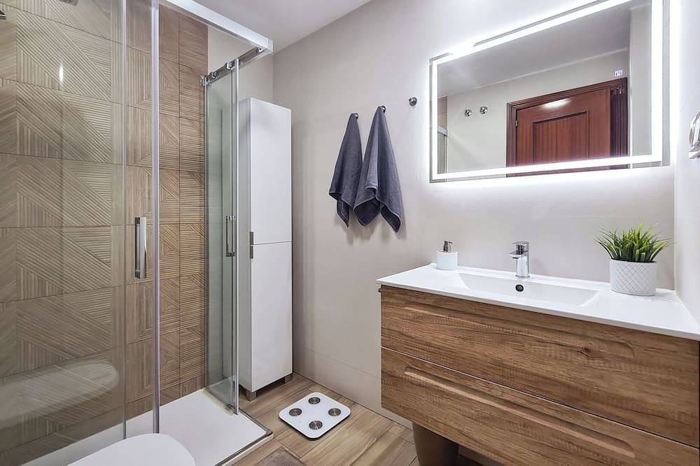 Casa Virgo - Luxury 5-bedroom house with hot tub+pool, only 5min walk to beach in Montemar Torremolinos, Torremolinos