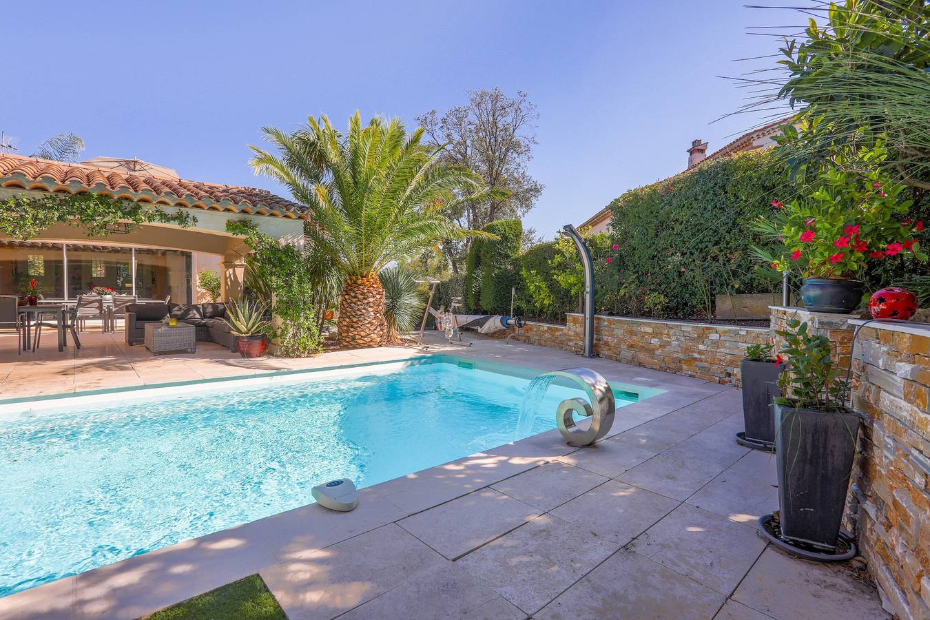 In de azuurblauwe zon met privézwembad, wifi en airconditioning in Saint-Aygulf, Frejus