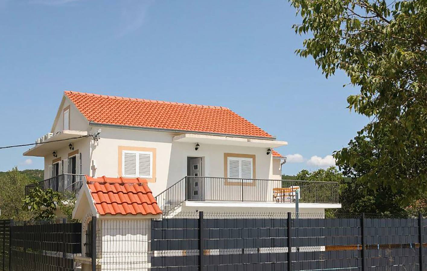 Schickes Apartment mit Pool, Terrasse, WLAN und Parkplatz in der Nähe von Sehenswürdigkeiten in Dalmatinisches Zagora