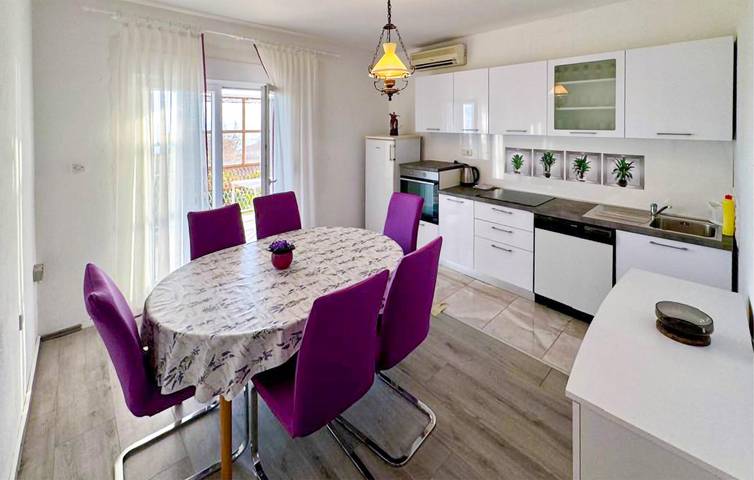 Apartamento vacacional entero, Acogedor Apartamento con WiFi, AC, Parking, Terraza - 700m de la Playa in Grljevac (Podstrana), Podstrana