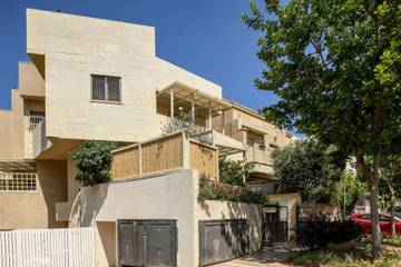 Vacation Rental for 10 Guests in Netanya, Center District (Israel), Picture 2
