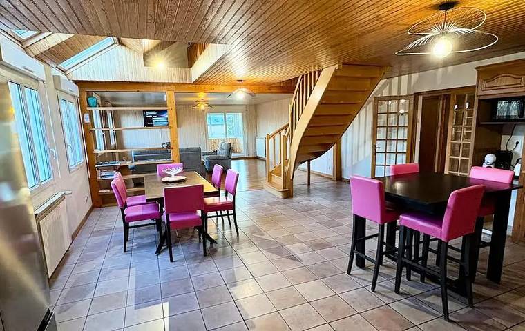 Location de vacances pour 10 personnes, avec jardin et piscine dans L'Aubrac