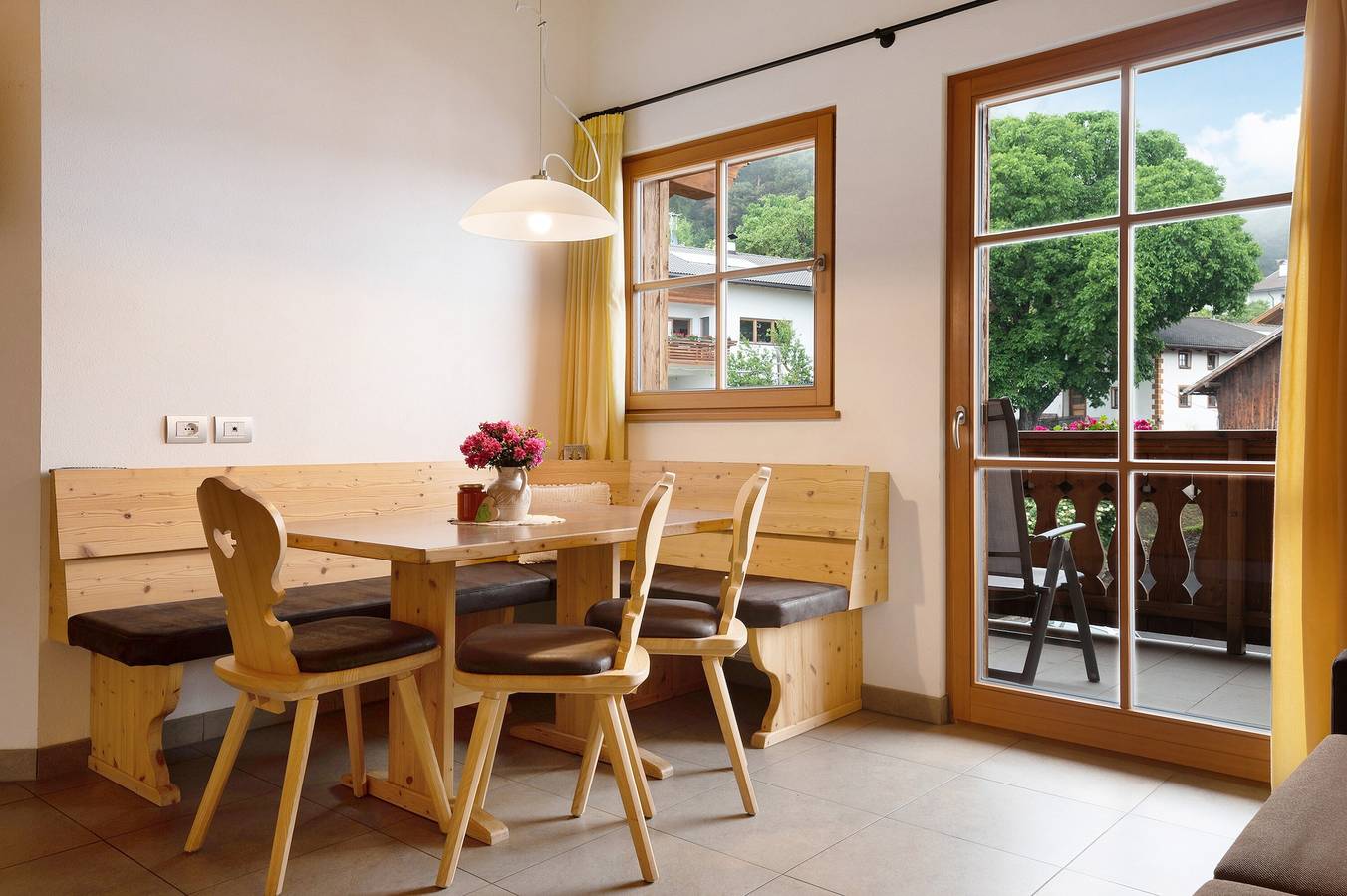 Appartamento intero, Appartamento "Moarhof Natur Aurora" con vista sulle montagne, terrazza condivisa e Wi-Fi in Ceves - Tschöfas, Laion