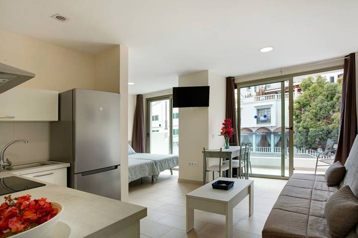 Apartamento entero, Apartamento Albamar 1C con vistas a la montaña, Wi-Fi, aire acondicionado, balcón y terraza in Puerto de Mogan, Mogán