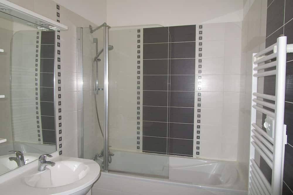 Entire apartment, Spacious T2 apartment near the beach with wifi, elevator and equipped kitchen in Les Sables-d'Olonne, Vendée