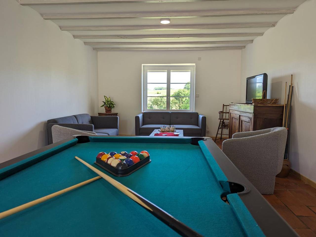 Spacious house with private pool, air conditioning, Wi-Fi, pets allowed and parking in Montbron, Charente