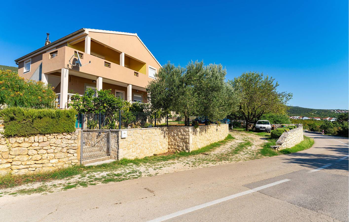 Gemütliche 70 m² große Ferienwohnung mit Meerblick, Terrasse, WLAN und Küche – 2 km bis zur Küste in Donji Karin, Zadar