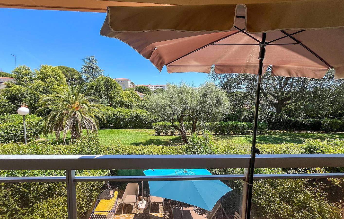 Apartamento vacacional entero, Acogedor apartamento con terraza y aparcamiento, a 2 km de Plages du Soleil in Golfe-Juan, Vallauris