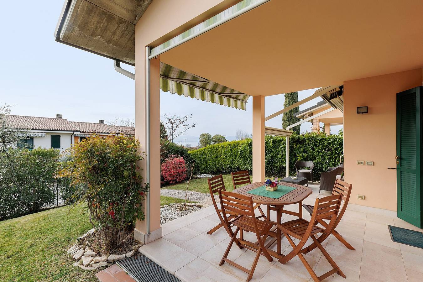 Apartamento entero, Apartamento 'Villetta Degli Oleandri' con vistas al lago, Wi-Fi y aire acondicionado in Lazise, Montañas Garda