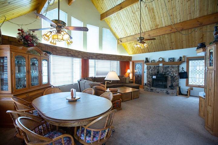 Log cabin for 15 people, with yard and hot tub, with pets in Running Springs
