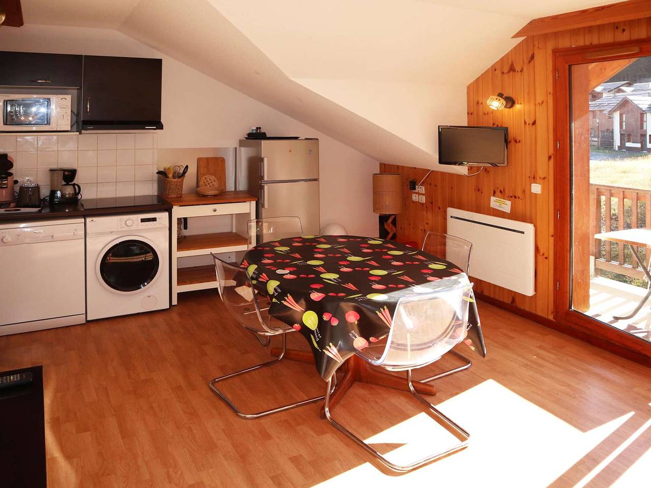 Entire apartment, Luxurious Ski-In/Ski-Out Apartment with Pool, Sauna, Hamam & Balcony View - Sleeps 4 in Les Orres, Écrins National Park