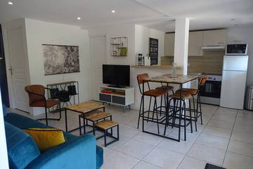 Gîte pour 2 personnes, avec jacuzzi ainsi que terrasse et jardin à Le Bar-sur-Loup