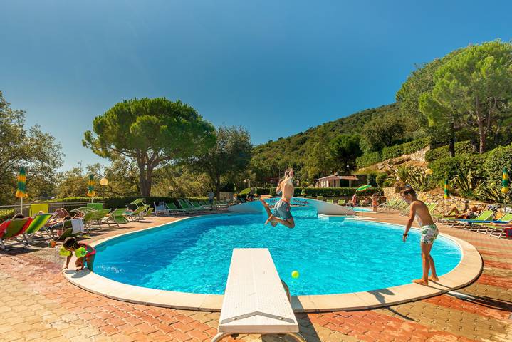 Nieuw Beheer Vakantiehuis Villaggio Colombo V3 met Tuin & Gedeeld Zwembad in Andora, Riviera di Ponente