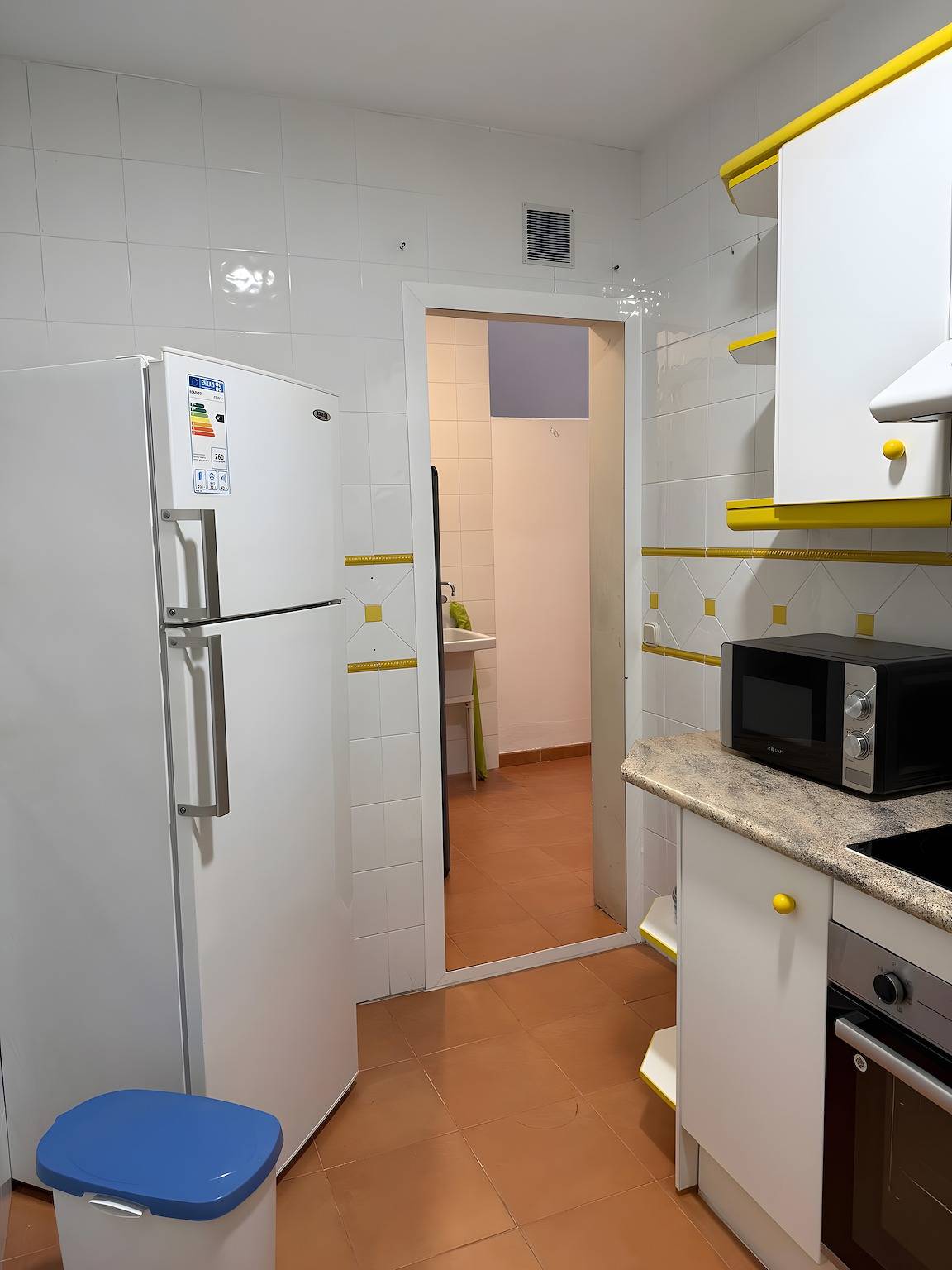 Apartamento entero, Apartamento 'Gilarez' con terraza privada, balcón y Wi-Fi in Estepona Old Town, Estepona