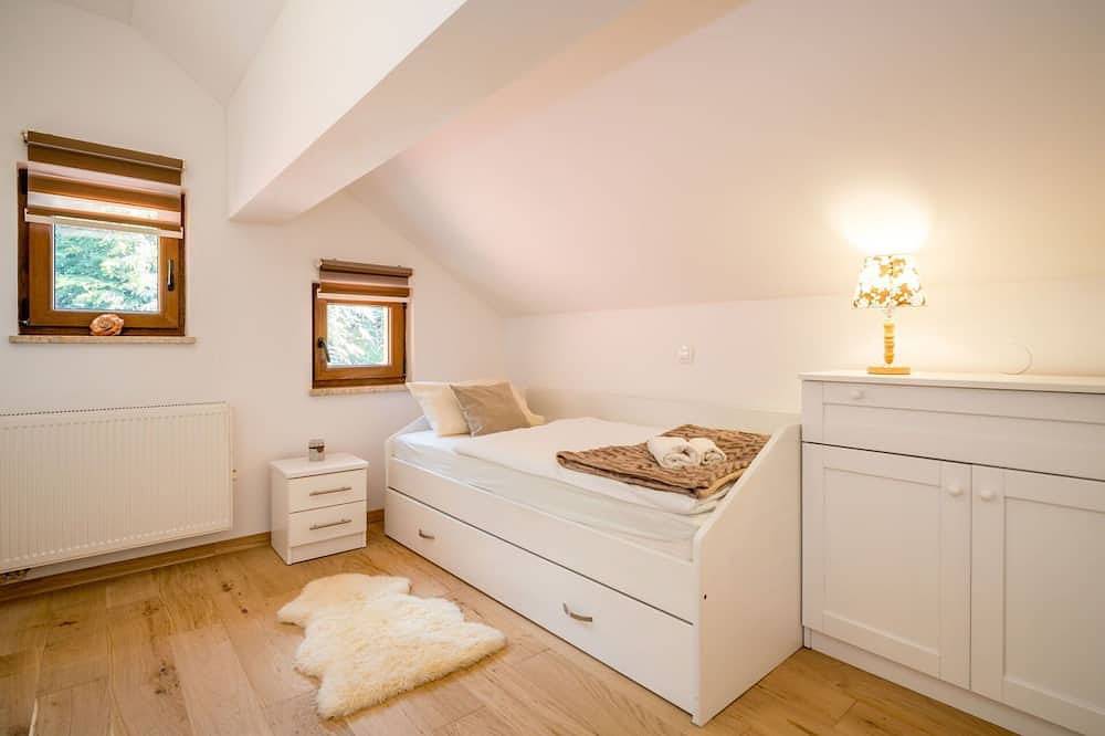 Wunderbares alleinstehendes Ferienhaus mit privatem Pool,  W-Lan, Tv, Terrasse und Haustiere erlaubt in Jablanac, Naturpark Velebit